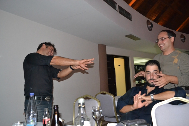 τον κοιταζε τον κοιταζε δεν αντεξε τελικα.......