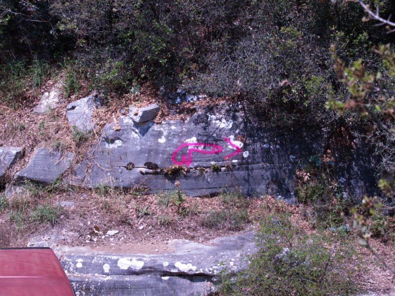 Η σήμανση είναι κατατοπιστική με πληροφορίες για το τερεν (ακόμα ψάχνουμε ποιος το έκανε και χάλασε την έκπληξη)